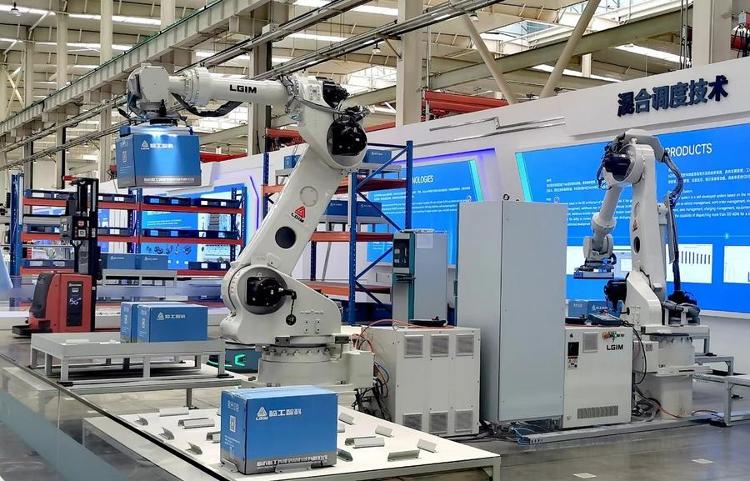 AG九游会官网登录向“新”发力｜问诊企业智能化让机器人来“打工”(图1)